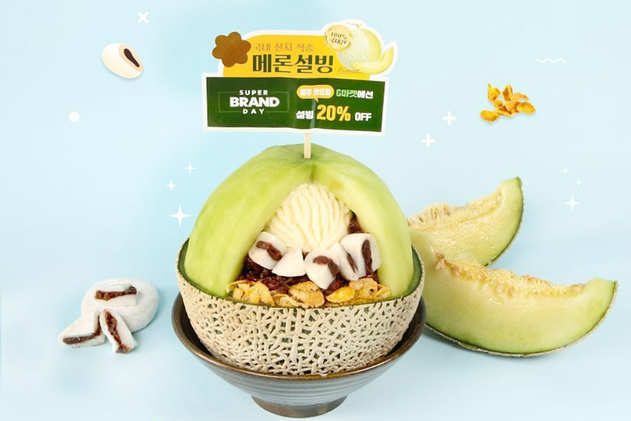 韩国雪冰甜品店的哈密瓜红豆年糕雪冰盛在半个蜜瓜壳中，搭配丰富的红豆和多层次的口感。