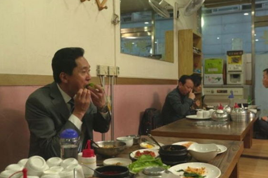 People eating in a driver restaurant