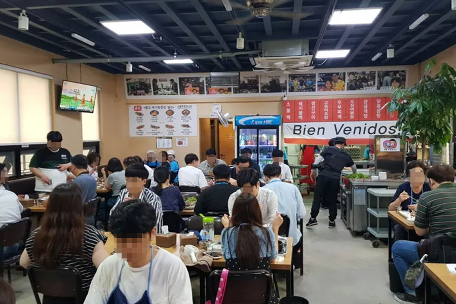 A crowded driver restaurant