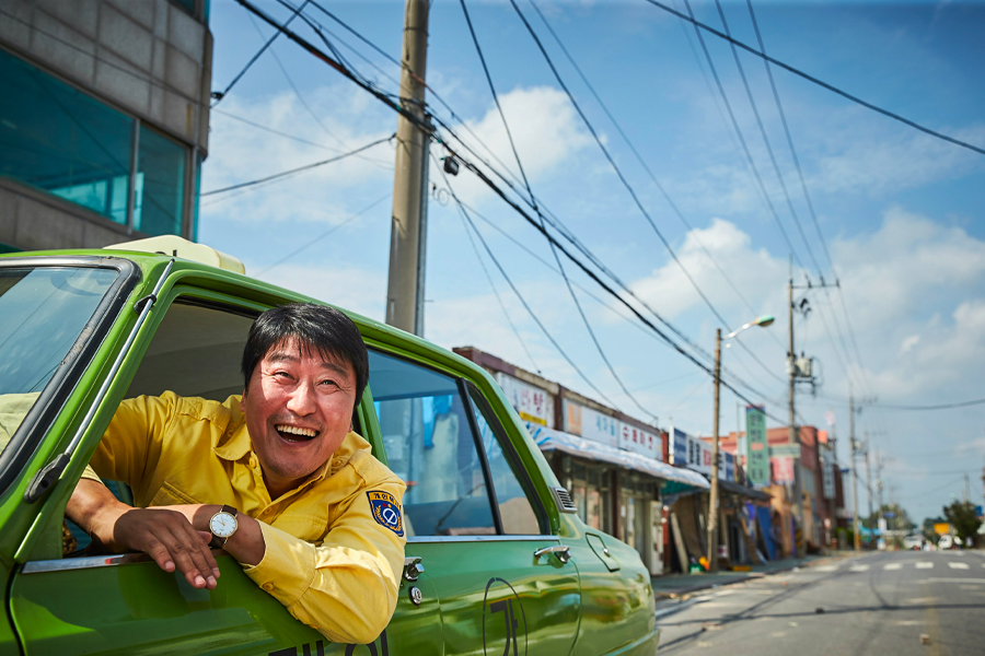 傳統韓國司機食堂中的內部設計，顯示出簡單且功能性的用餐環境