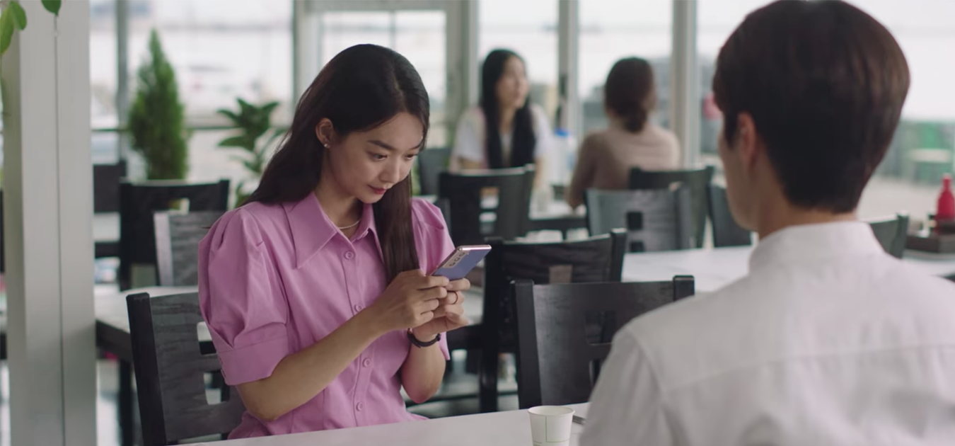 Hye-jin in Hometown Cha-Cha-Cha having seafood for lunch