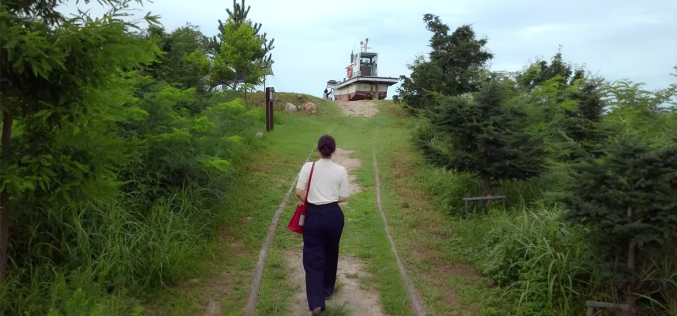 Hye-jin in Hometown Cha-cha-cha making her way up the hill