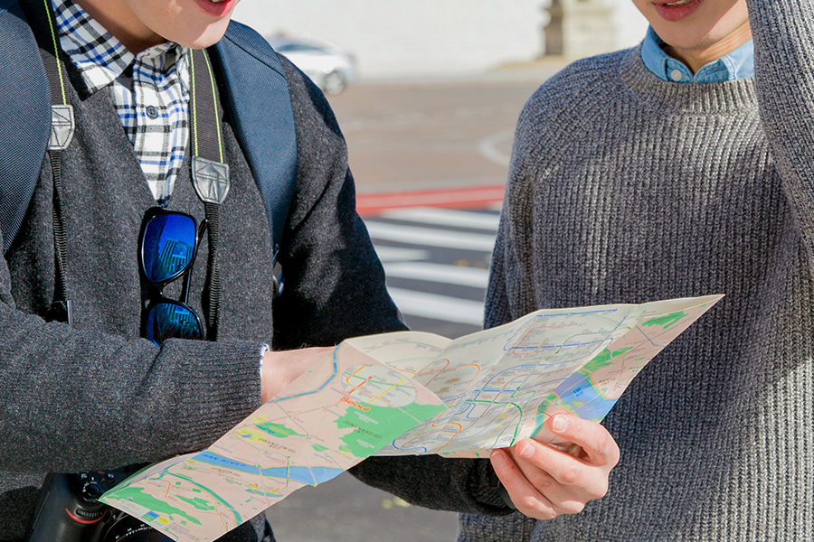 两个人在看地图，似乎是在寻找方向或询问路程。