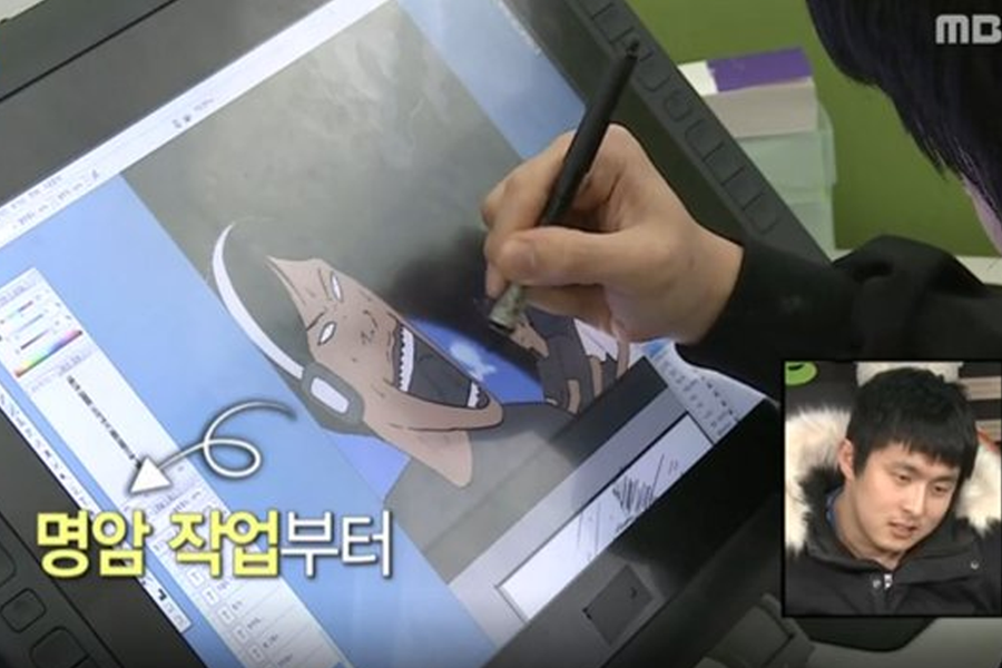 在电脑屏幕上进行数码绘画，显示正在制作漫画插图的人。