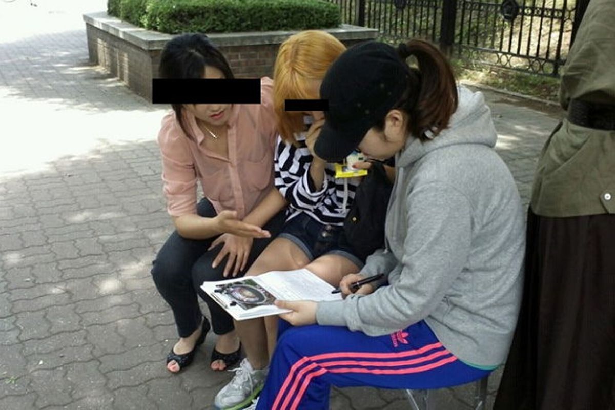 làm bài kiểm tra tâm lý là một cách tiếp cận của những người truyền đạo giả trên đường phố Hàn Quốc