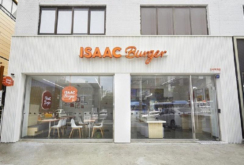 新沙駅に新しくオープンしたIssacバーガーの外観。シンプルなデザインが施されたモダンな店舗が、道行く人々に食慾を掻き立てる。