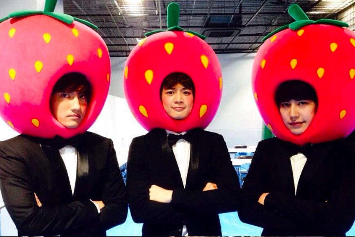 在星期偶像綜藝節目中某位韓星解釋好友圈網絡,手勢比劃著白板上的關係圖。