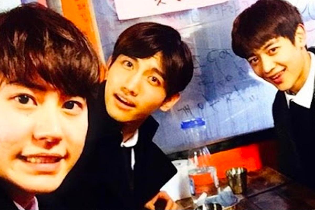 三位韓星站在一起,頭戴草莓形狀的大型頭飾,西裝革履,表現出趣味性與幽默感。