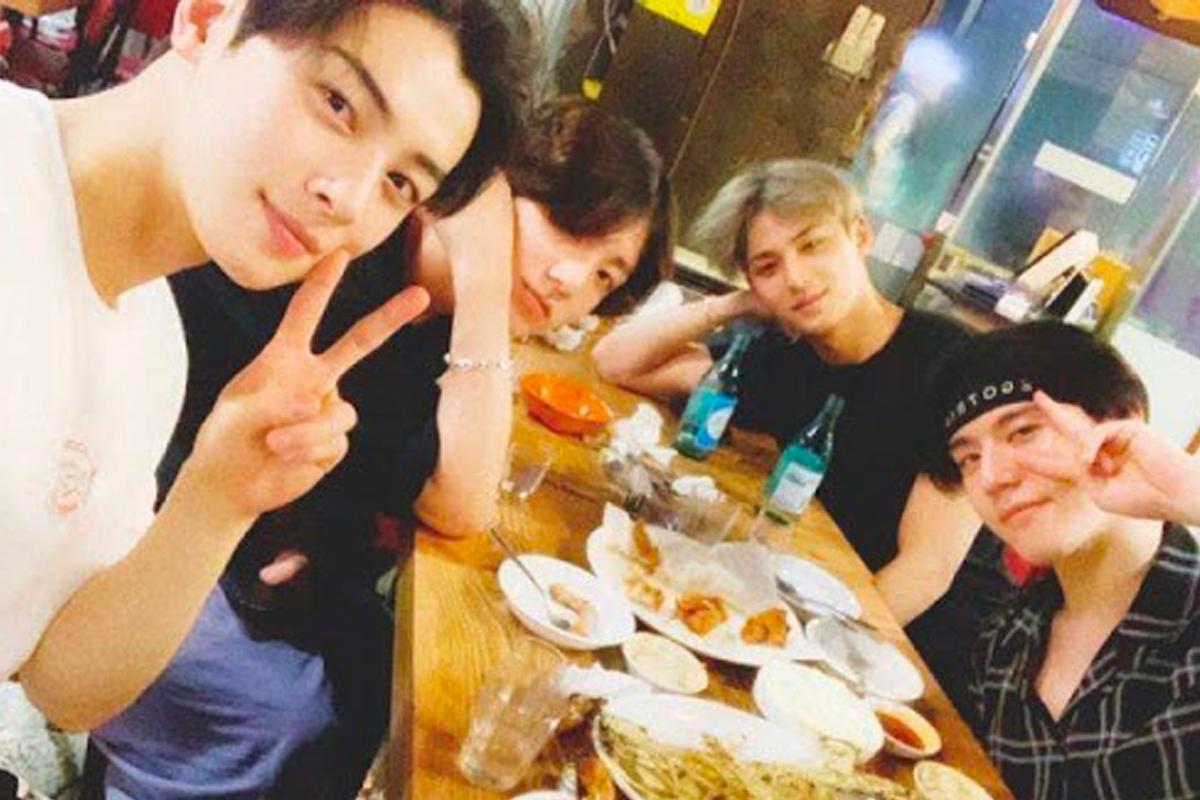 韓星好友在餐廳聚會,面前放置著各種美食和飲品,幾人面帶微笑,場面愜意。