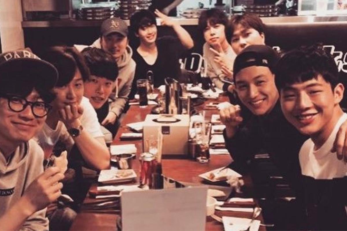 多名韓星在餐廳聚會,用餐中交流歡笑,桌上充斥著酒瓶和下酒菜,氣氛熱鬧活潑。