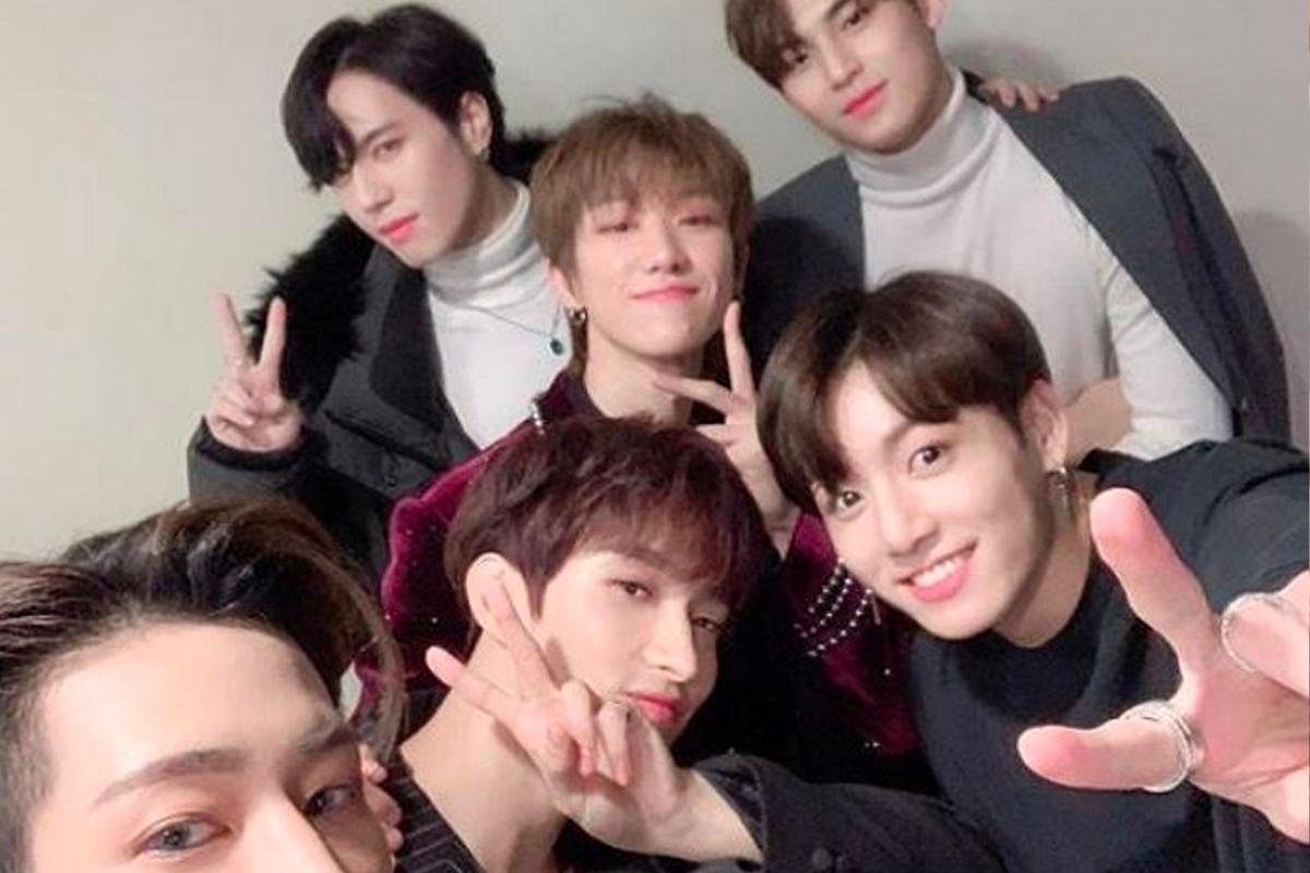 一班韓星好友聚集在餐廳內,一人舉著V字手勢,桌上擺放著食物和飲品,營造出輕鬆休閒的氛圍。