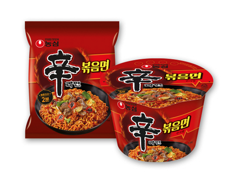 辛拉麵炒麵的兩種包裝樣式，紅色袋裝和杯裝產品，展現其獨特的韓國風味。