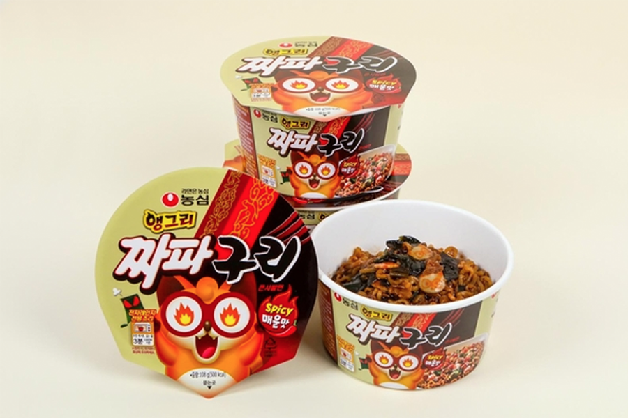 一組正在烹煮的辛拉麵炒麵，展示其辛醬料和新鮮配料的特寫圖像。