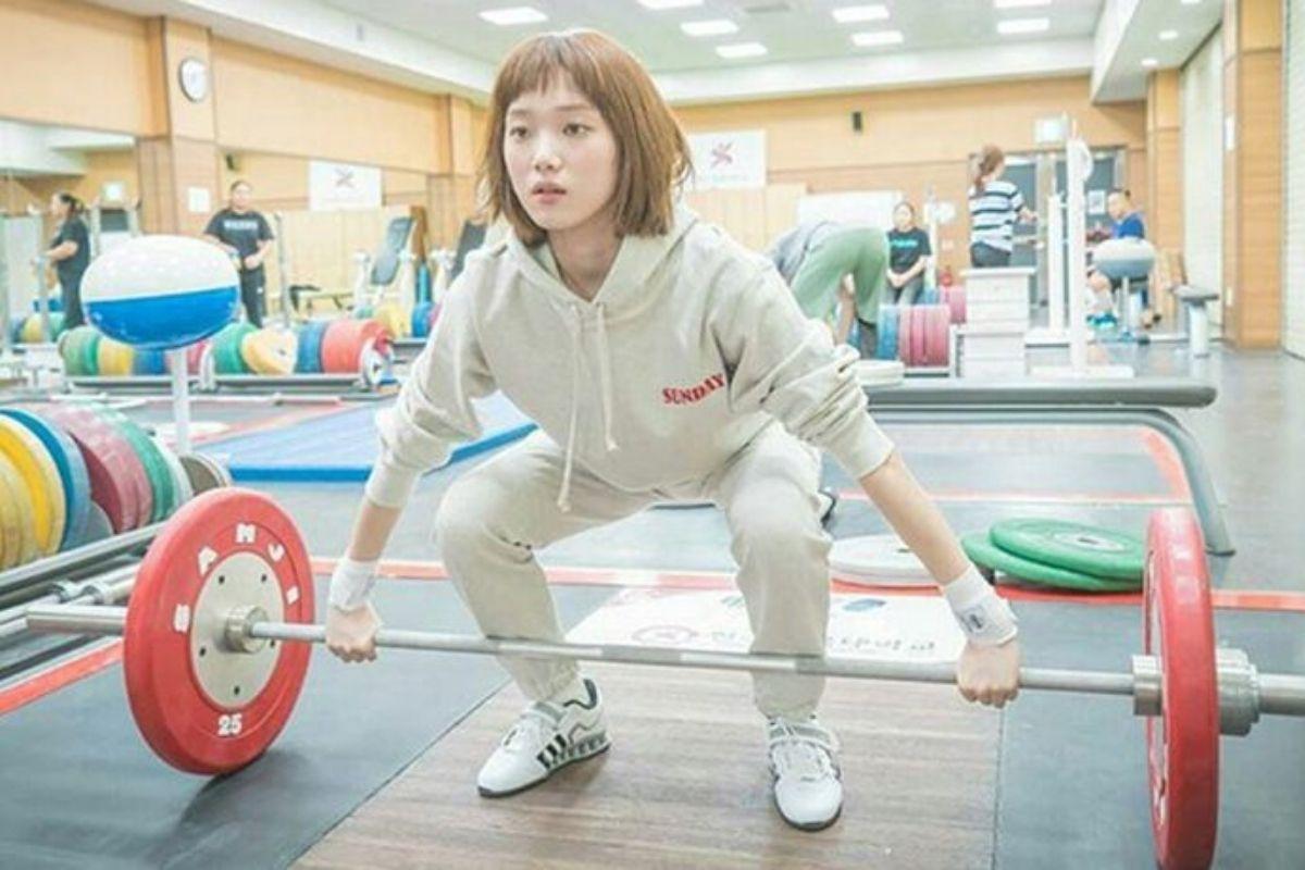phong cách thời trang sinh viên trong phim hàn, cô nàng cử tạ kim bok joo, thời trang của lee sung kyung áo hoodie
