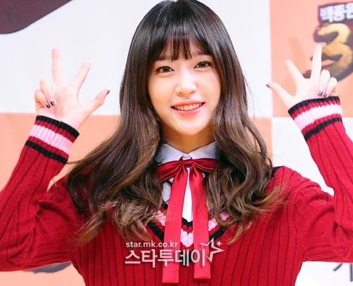 EXID出身の歌手兼女優ハニが赤い衣装を着てポーズをとっている写真