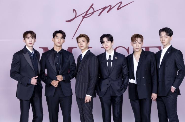 2PMの『MUST』カムバックショーでのフォーマルなスーツを着たメンバーたちのグループ写真。