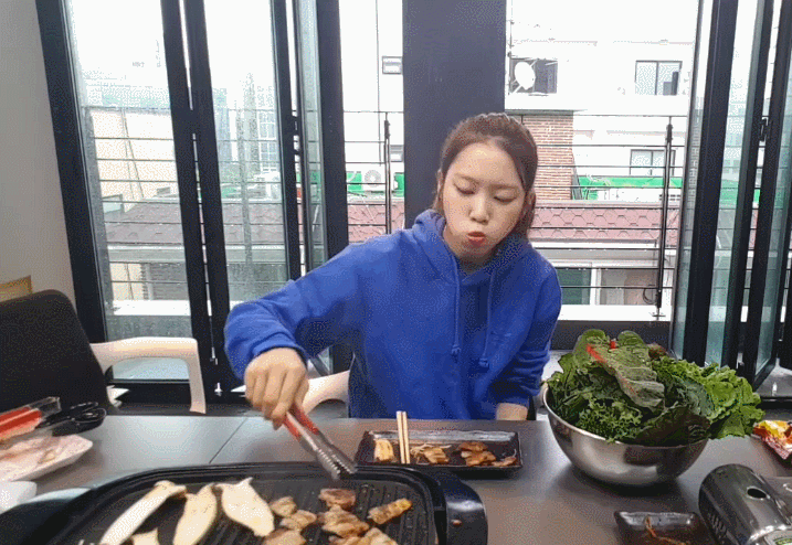female kpop idol eating, oh my girl jiho