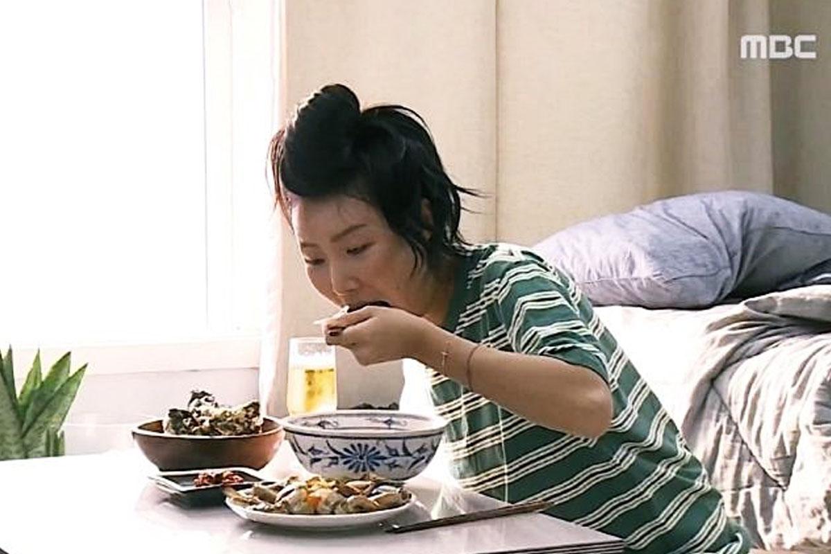 эмэгтэй kpop idol mamamoo hwasa идэж байна