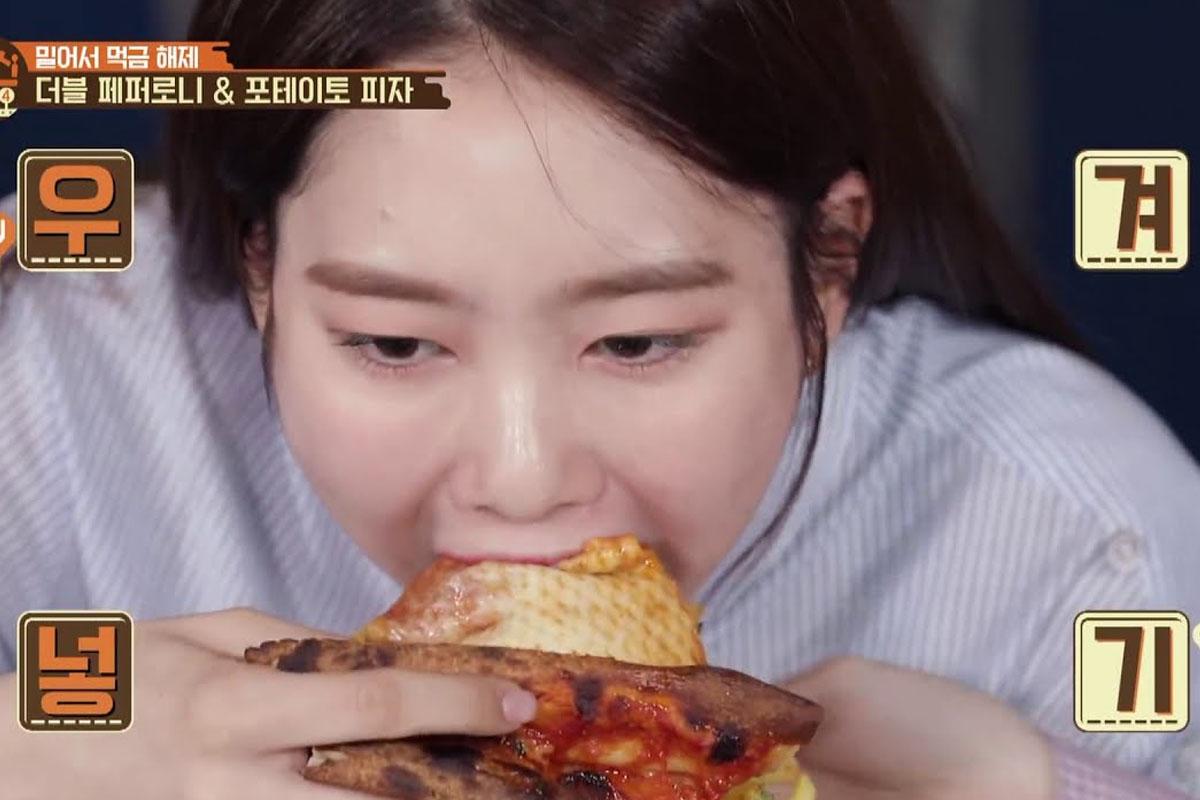 female kpop idol eating oh my girl jiho