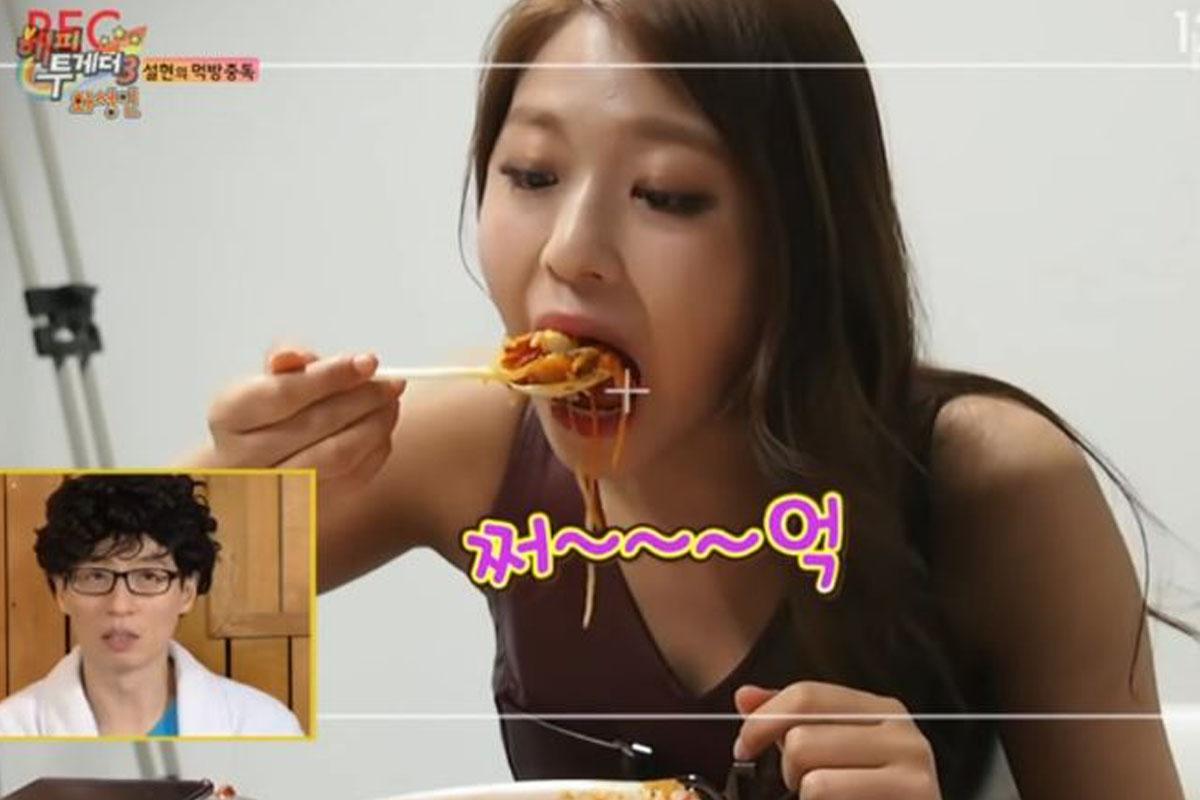 эмэгтэй kpop шүтээн aoa seolhyun идэж байна