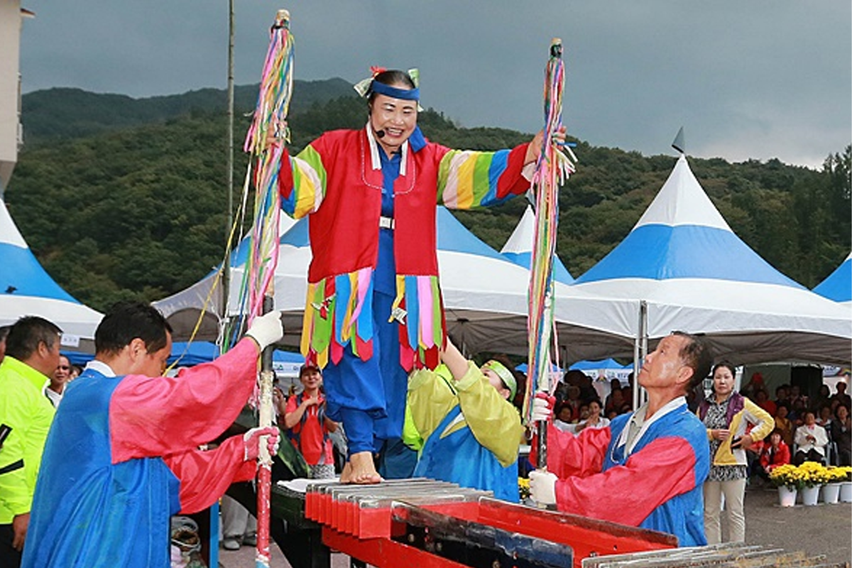 Korean shaman, mudang, performing a rite