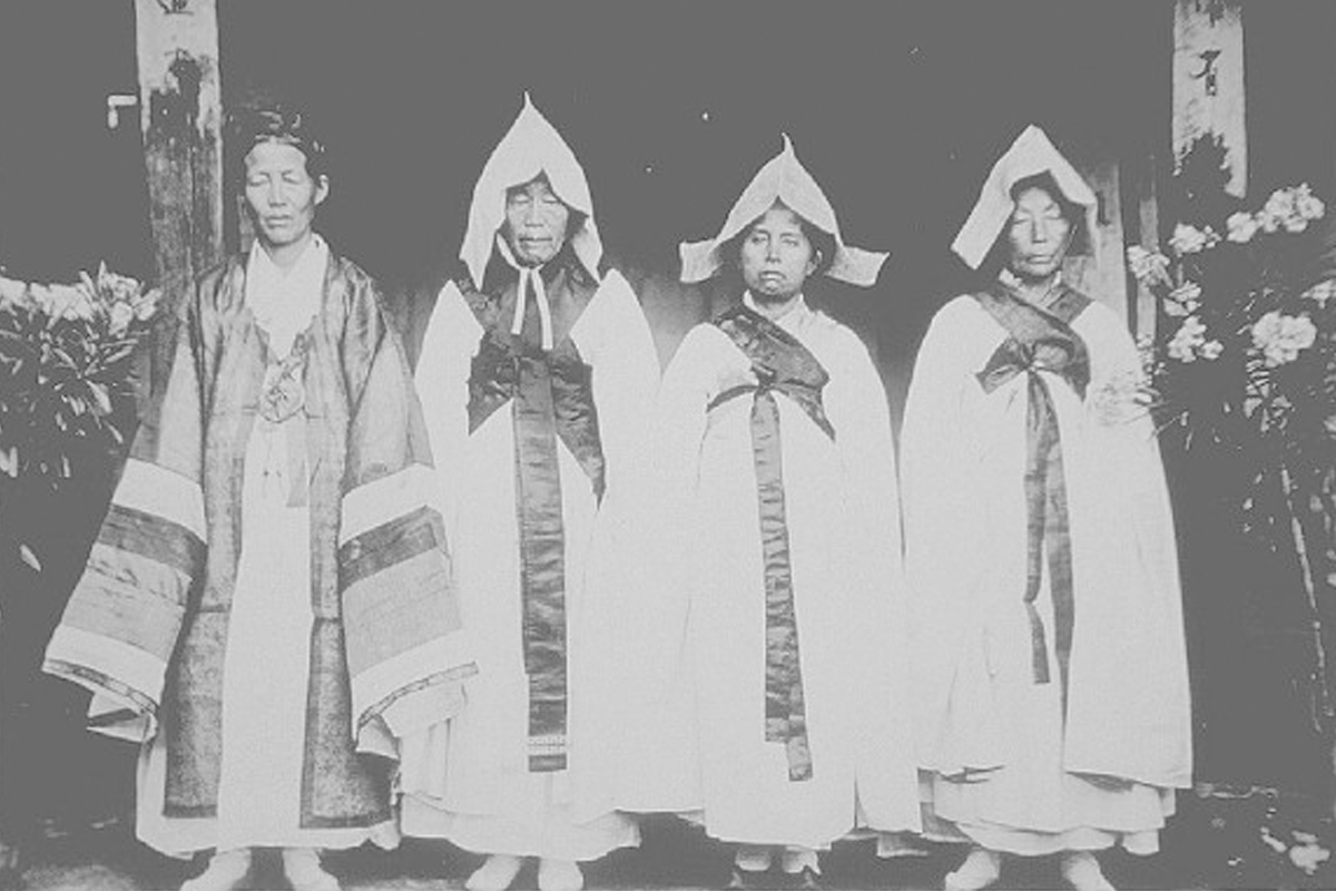 Black-and-white picture of Korean shamans lined up