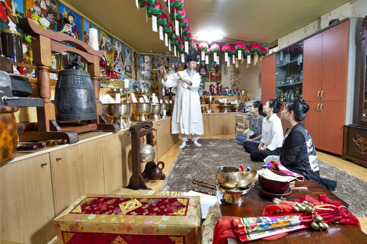 Korean mudang and people seeking their services