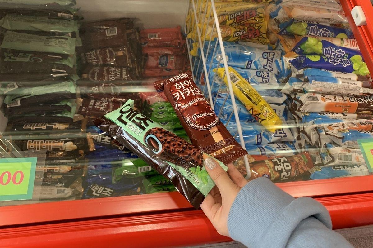 lưu ý khi đi shopping ở Hàn, mua kem ở cửa hàng tiện lợi hàn quốc