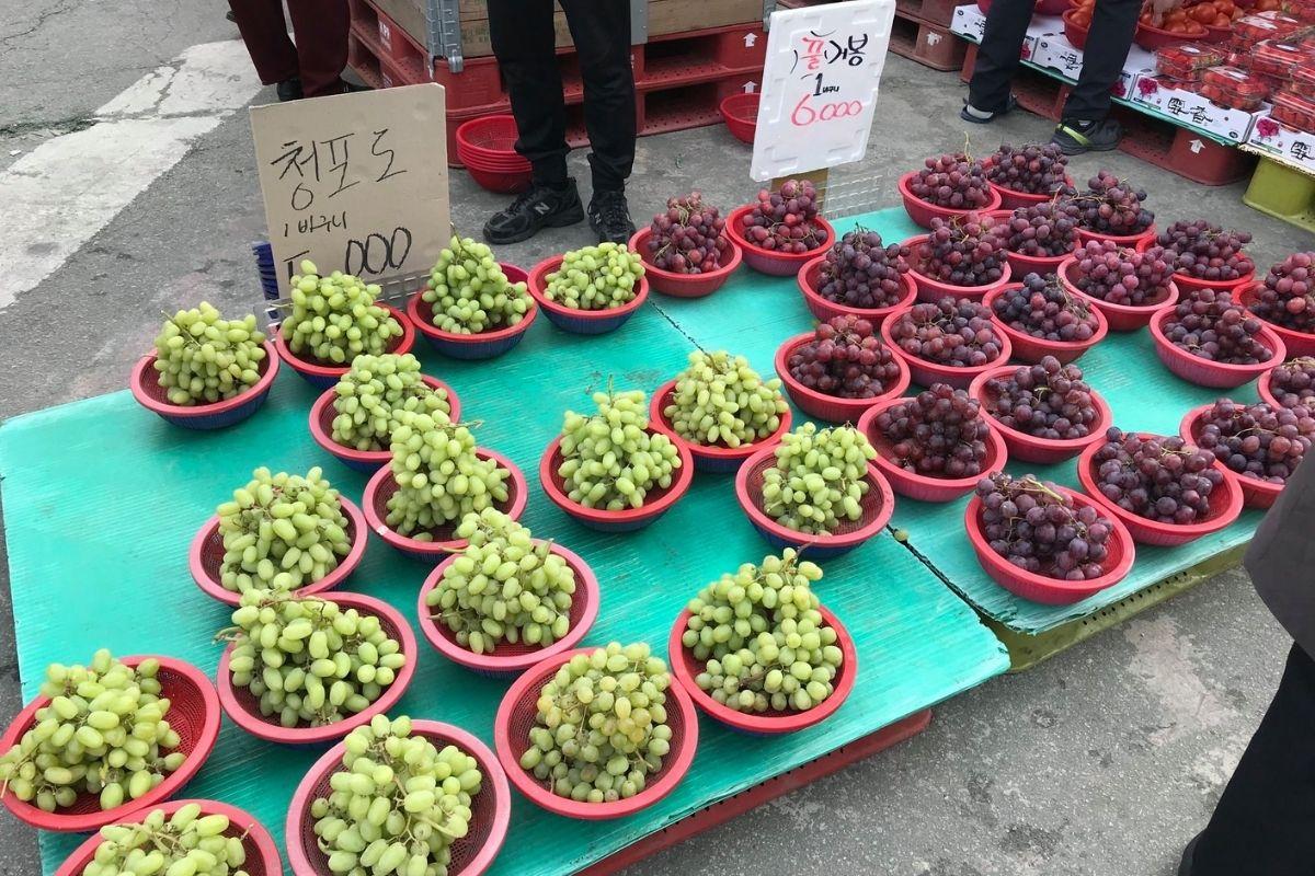lưu ý khi đi shopping ở Hàn, mua hoa quả ở hàn