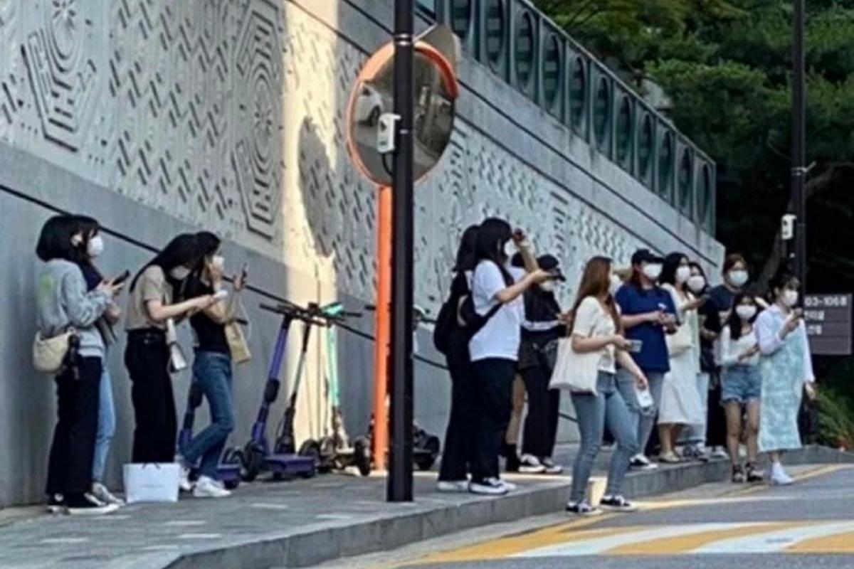 NCT 私生飯在 NCT 宿舍外聚集，受到網民嚴格批評和譴責。