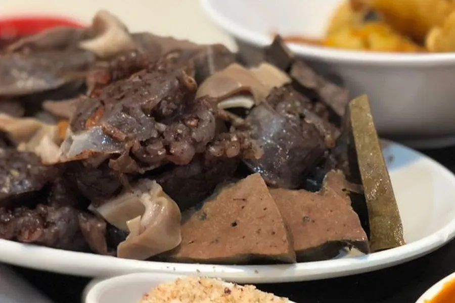 韓國特色食品，血腸（Sundae）及其他配料的近拍，顯示傳統韓國飲食文化中的別樣風味。