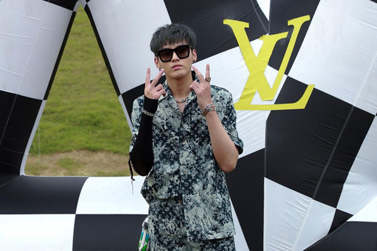 ภาพชายสวมเสื้อเบลเซอร์ลายสก็อต สีแดง สวมแว่นตาลายสก็อต ผสมผสานความเป็นแฟชั่นเข้ากับความเฉลียวฉลาดของศิลปินยอดนิยม เป็นส่วนหนึ่งของข่าวซุบซิบในโซเชียลมีเดียจีนเกี่ยวกับกรณีที่เกี่ยวข้องกับศิลปินนี้