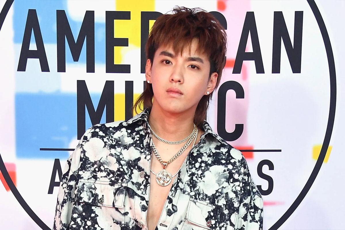 รูปภาพชายสวมเสื้อแจ็คเก็ตลายดอกบนเวทีงาน American Music Awards พร้อมสร้อยและตุ้มหูสุดเท่ห์ เป็นข่าวสั้นๆเกี่ยวกับการประชุมสืบสวนที่เกี่ยวกับศิลปินยอดนิยมและประเด็นการคบหากับหญิงสาวบนโซเชียลมีเดียจีน