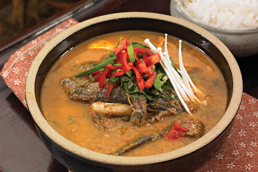 韩国泥鳅汤特写，泥鳅与新鲜蔬菜的辛辣结合，健康与美味完美绽放。