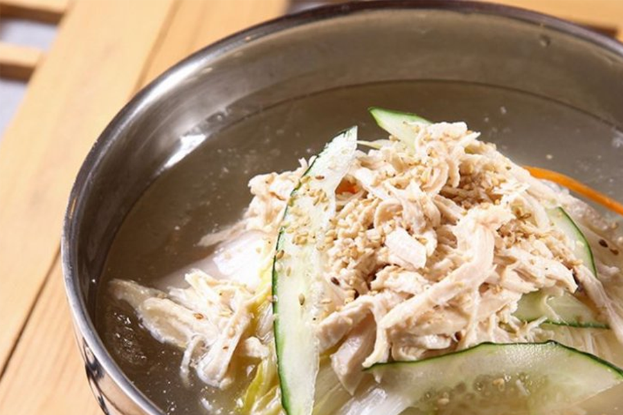 韩国传统醋鸡汤，清爽醋汁与鸡肉完美结合，适合夏季消暑的美味佳肴。