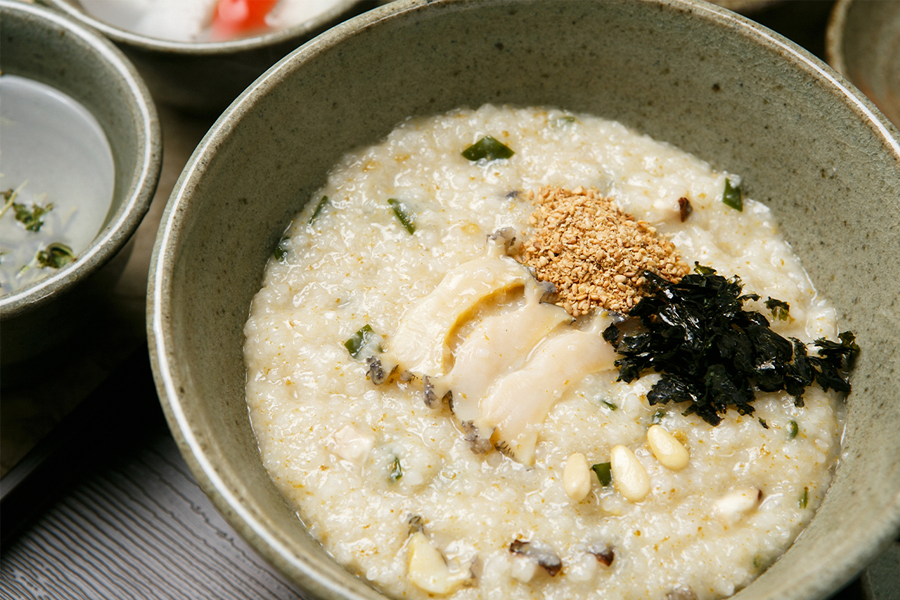 韩国鲍鱼粥特写，满满的生长能量，鲜甜的味道让人一口难忘。