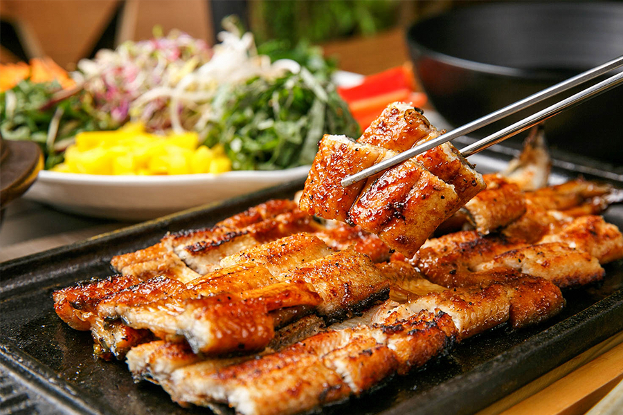 韩国烤鳗鱼特写，具有丰富不饱和脂肪和蛋白质，味道浓郁的夏季补品。