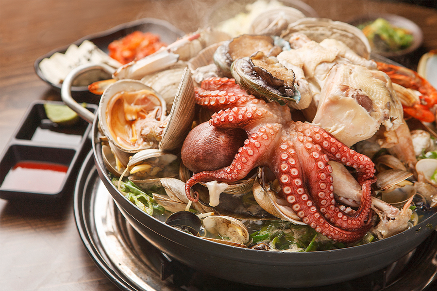 海鲜鸡汤丰富的海鲜成分，章鱼和鲍鱼的美味与鸡汤的融合，让人垂涎欲滴。