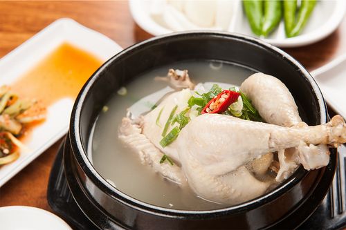 Gà hầm sâm - món ăn truyền thống giải nhiệt mùa hè được yêu thích ở Hàn