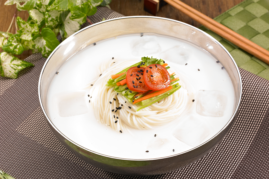 韩国豆浆面特写，营养丰富的豆浆与细面条的结合，清爽美味无负担。