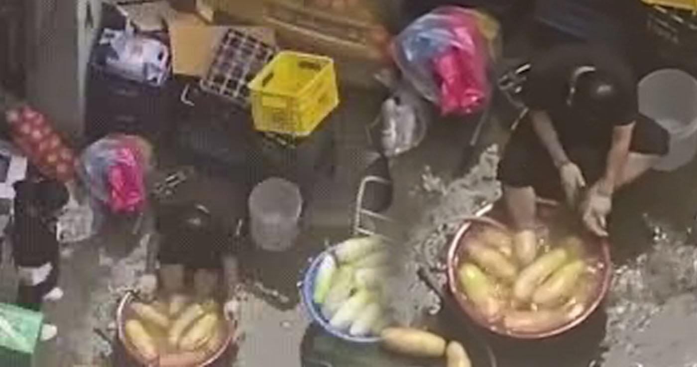 วิดีโอชายกำลังล้างหัวไชเท้าพร้อมกับล้างเท้าถูกเผยแพร่