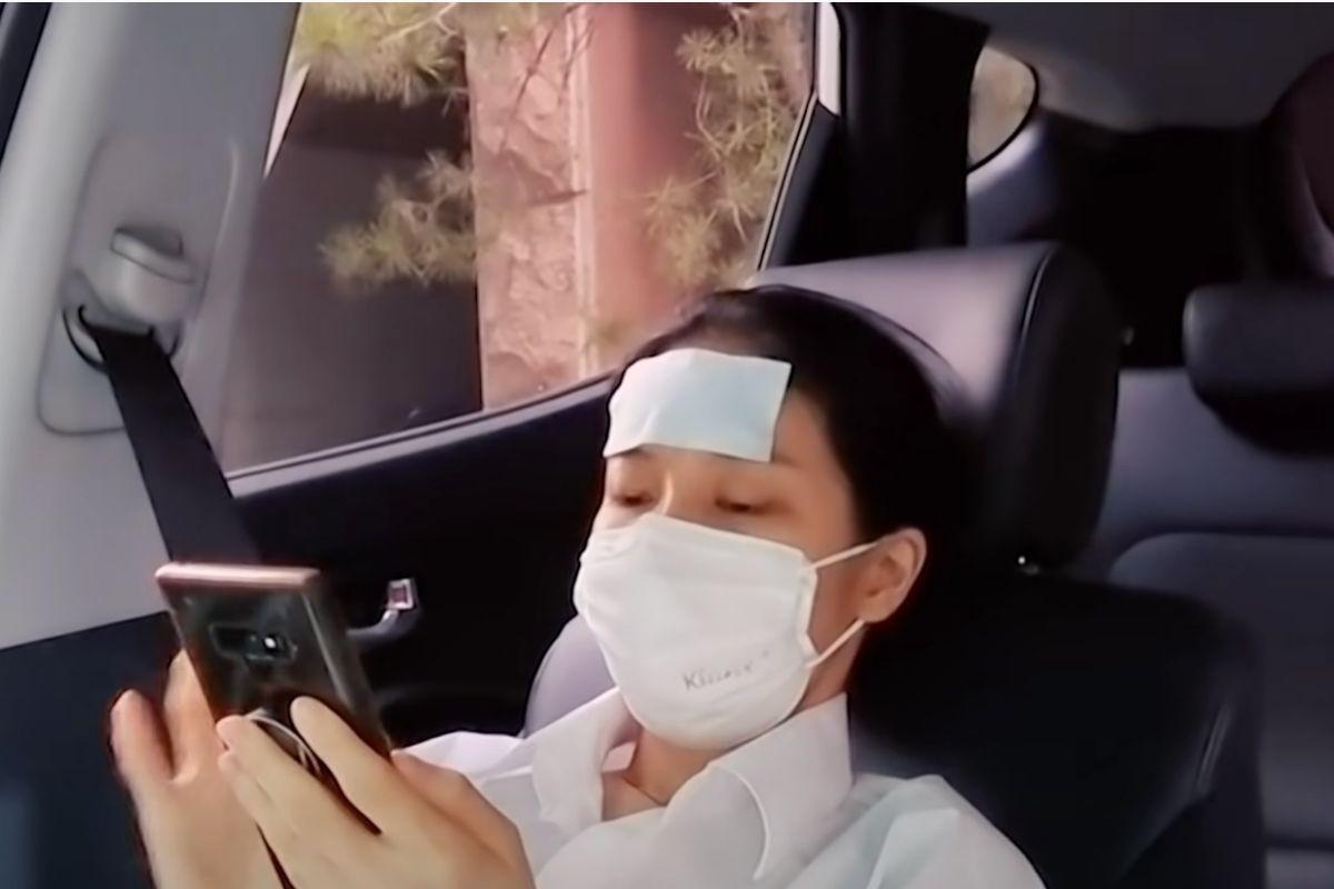 韓国アイドルが使用する冷却ジェルシート、車内で涼しく過ごすための方法を紹介しているシーン。