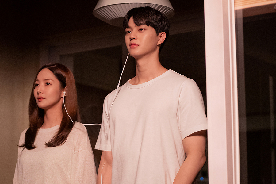 浪漫的晚上，情侣共同聆听音乐，反映深度情感交流的韩国同居文化。