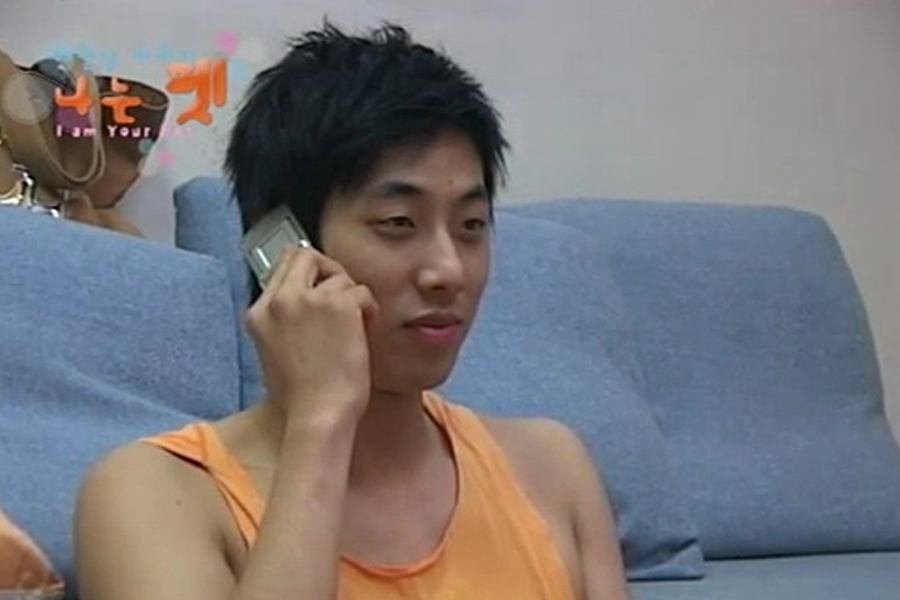 情侣在沙发上嬉戏，反映同居生活中伴侣间的日常互动与亲密关系。