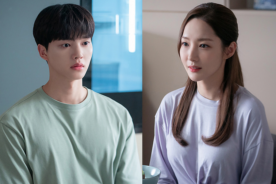 穿着休闲服的情侣在厨房拍摄，反映出同居情侣在居家环境中的日常互动。