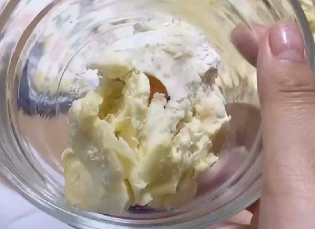 เนื้อทุเรียนสุกสีเหลืองอ่อนในถ้วยแก้วใสที่พร้อมสำหรับการรับประทาน