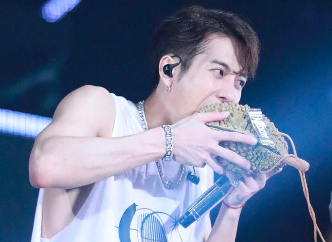 การใช้เครื่องมือเฉพาะจับทุเรียนสำหรับการตัดเปลือกในขั้นตอนการเปิดเปลือกทุเรียน