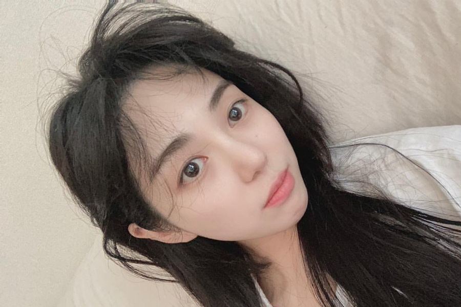 韩国女团AOA前成员权珉娥因个人生活纠纷陷入争议，在家中选择极端方式后被紧急送医。图中所示传达她的困境与悲伤情绪。