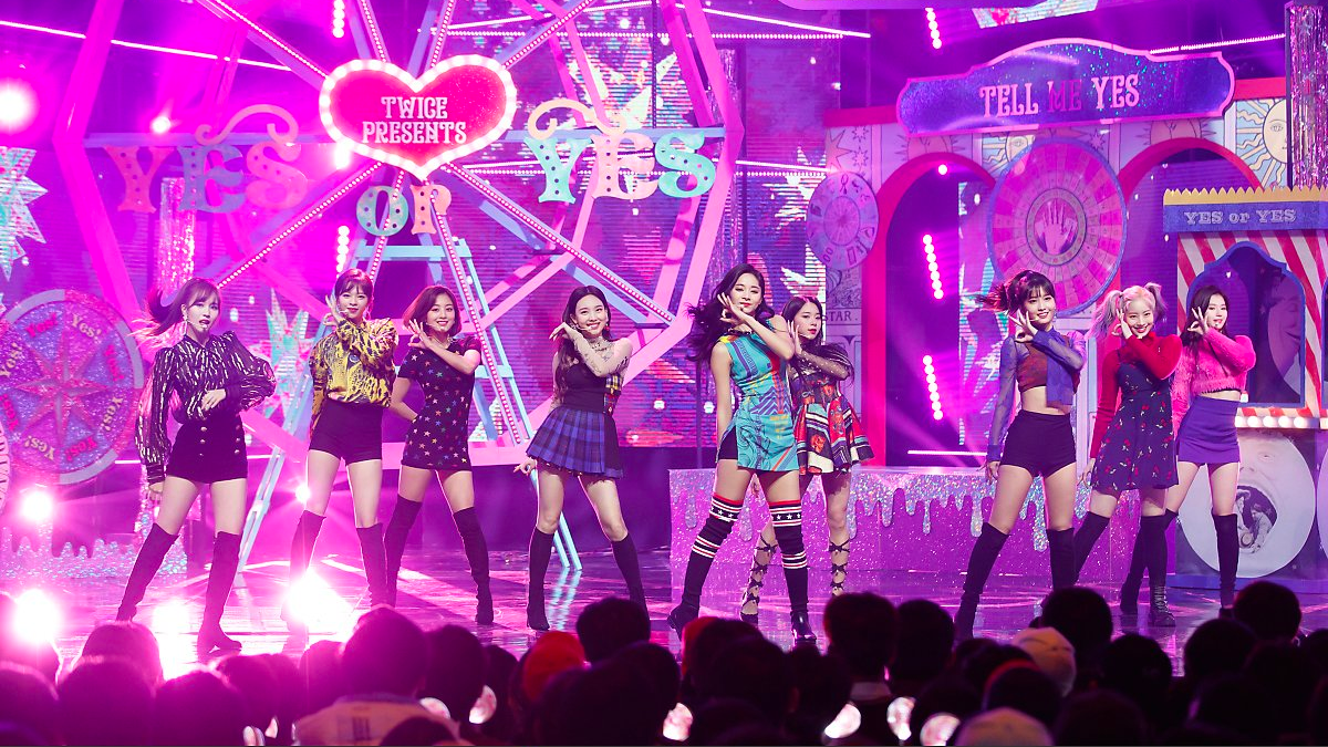 韓國流行音樂舞臺上的男子團體，背景為鮮豔的燈光，大膽展現出新時代的音樂表演文化。