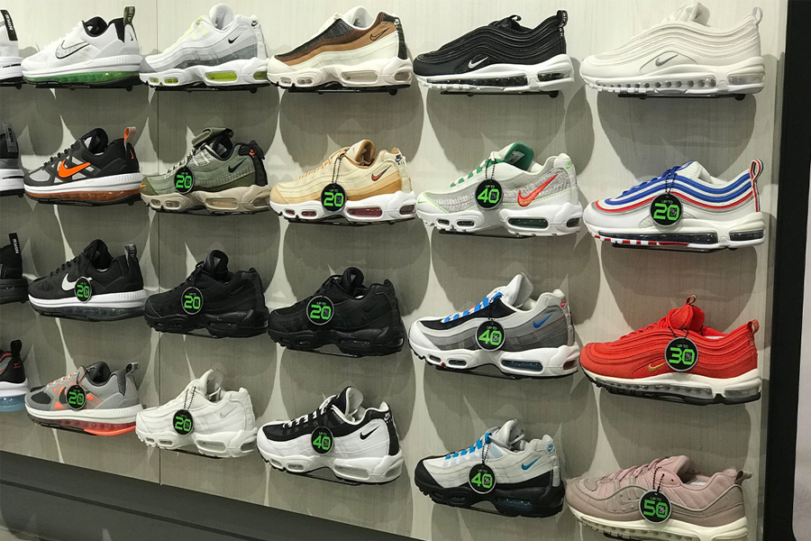 臺灣ABC Mart店內展示Nike品牌鞋款,附有促銷信息